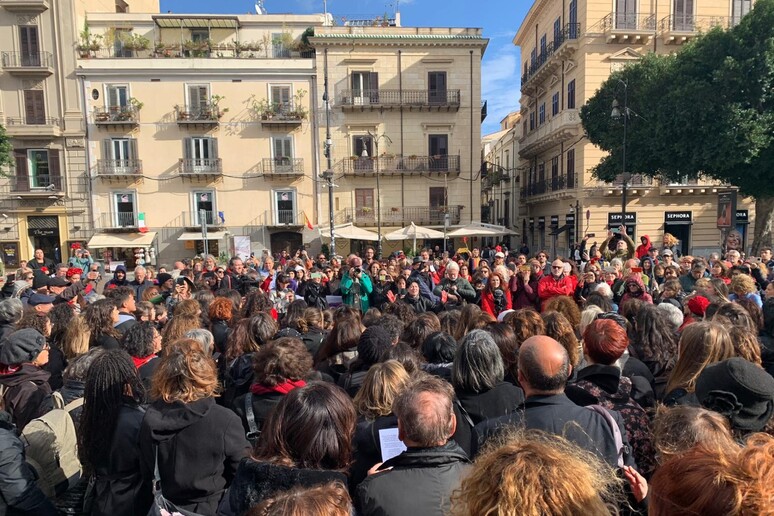 25 novembre: centinaia di donne in corteo a Palermo