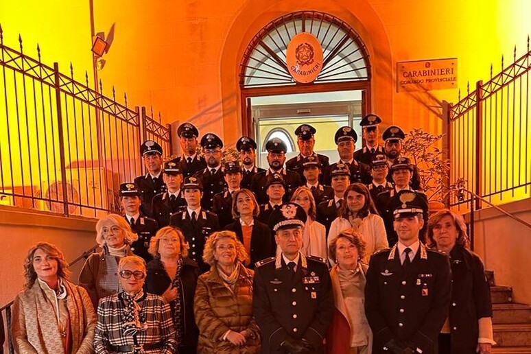 25 novembre: Comando carabinieri si tinge di arancione 25 novembre: Comando carabinieri si tinge di arancione