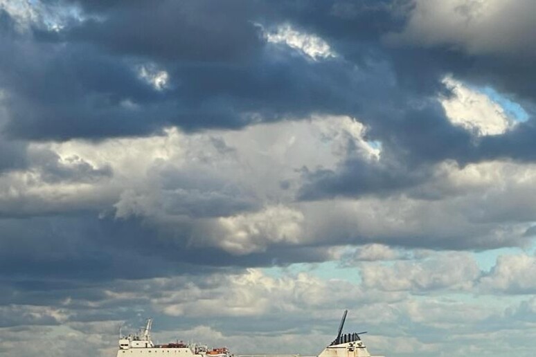 Maltempo: cavo rimorchiatore si rompe, nave si incaglia