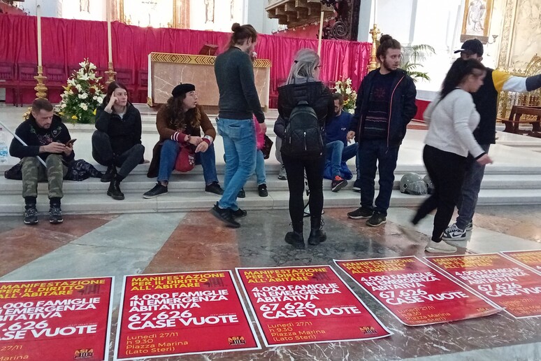 Senza casa occupano cattedrale a Palermo, ‘no agli sfratti’