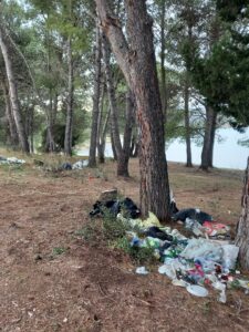 La spazzatura abbandonata alla diga di Santa Rosalia