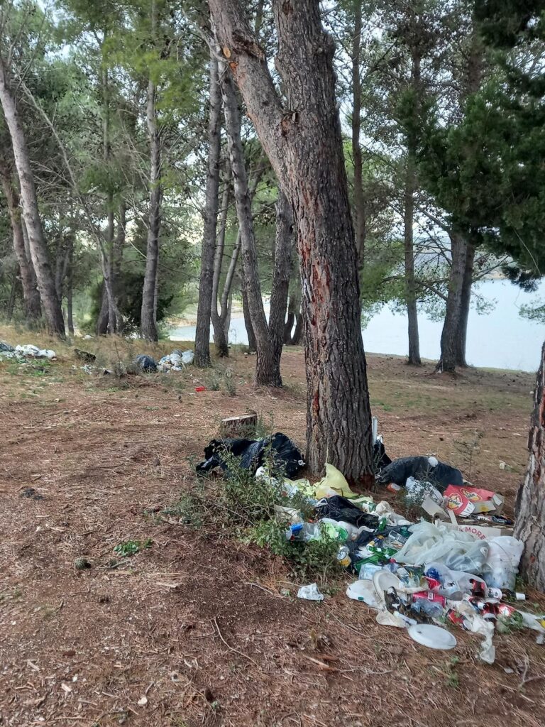 La spazzatura abbandonata alla diga di Santa Rosalia