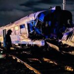 Treno travolge camion, prendono fuoco: morti la capotreno e autista Tir