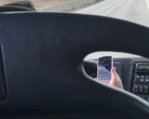 Guidava guardando video dal cellulare, autista dell'Ast sospeso