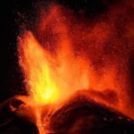 L'Etna è in eruzione, gente per strada a Catania a fare foto