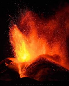 L'Etna è in eruzione, gente per strada a Catania a fare foto