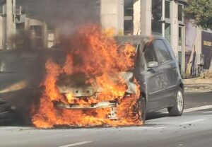 Auto in fiamme in centro a Catania, automobilista estratto dalle lamiere