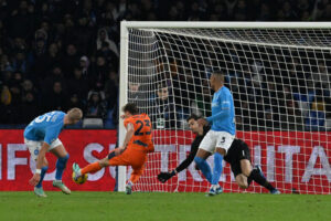 L'Inter passa 3-0 a Napoli e torna in testa al campionato