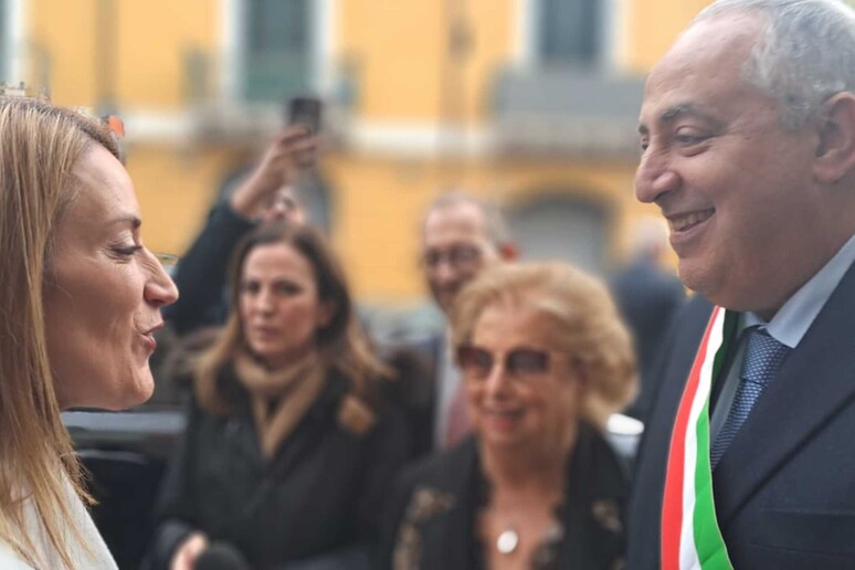 Fondazione Falcone dona papera e lenzuolo bianco a Metsola