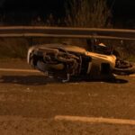 Pirata della strada tampona scooter e fugge