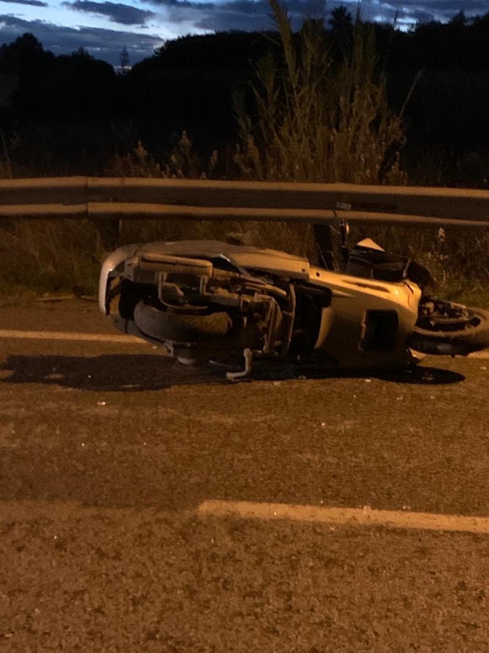 Pirata della strada tampona scooter e fugge