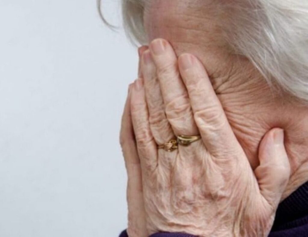 Pozzallo, picchia la mamma perch&egrave; non gli d&agrave; i soldi, arrestato 24enne