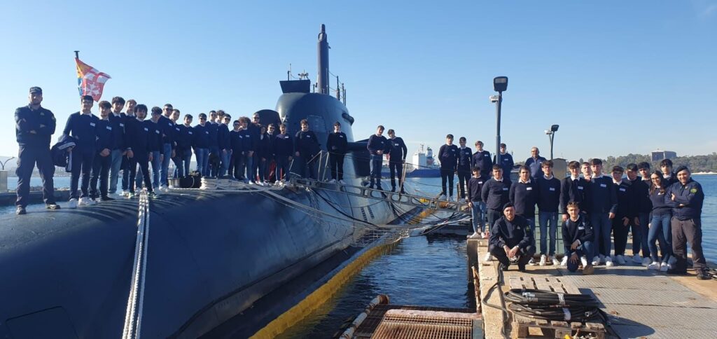 Gli studenti del Nautico di Pozzallo visitano il Sommergibile Scir&egrave;