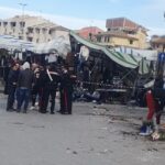 Perde il controllo dell'auto e va a sbattere contro bancarelle della fiera