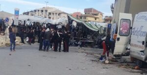 Perde il controllo dell'auto e va a sbattere contro bancarelle della fiera