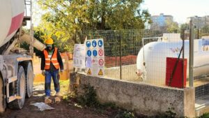 Mega antenna della telefonia al polo commerciale, la protesta