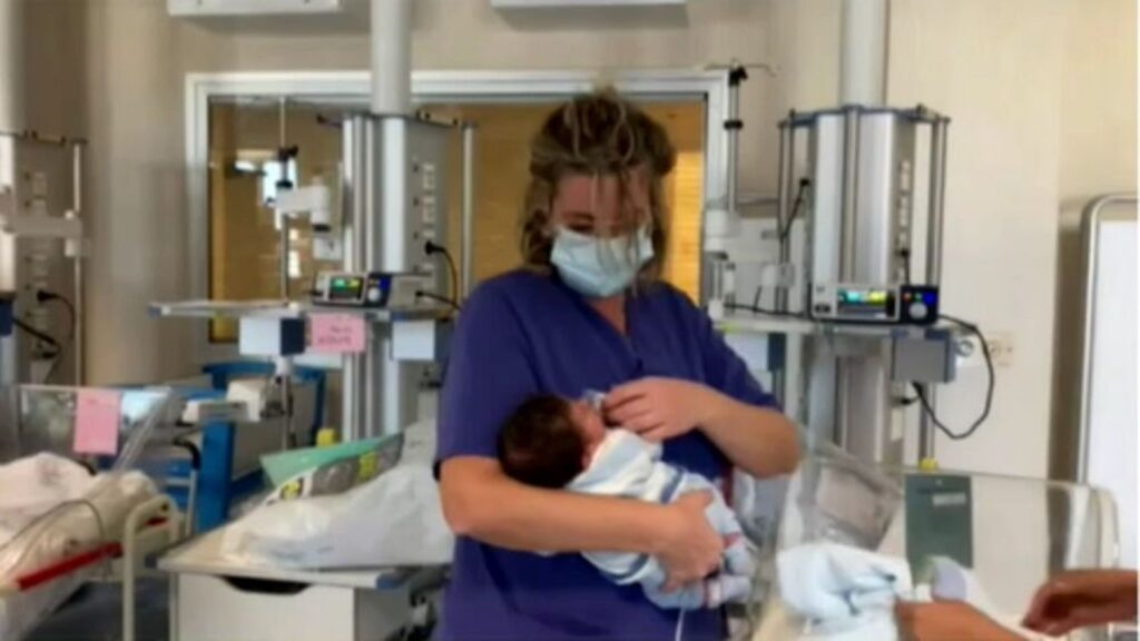 Il bambino abbandonato a Ragusa torner&agrave; alla madre naturale