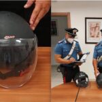 Lei lo lascia e lui la prende a colpi di casco