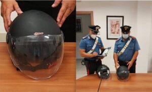 Lei lo lascia e lui la prende a colpi di casco