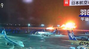 Aereo della Japan Airlines in fiamme dopo l’atterraggio d’emergenza