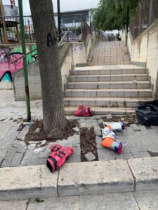 La spazzatura e gli scarponi da sci in via Monte Cervino a Ragusa