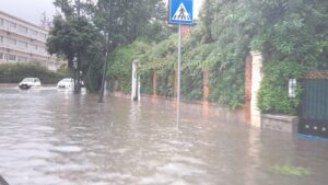 “Mondello quando piove diventa Venezia”, Striscia e Stefania Petyx