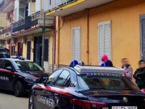 Bambina di 5 anni precipita dal secondo piano, salvata dai fili biancheria