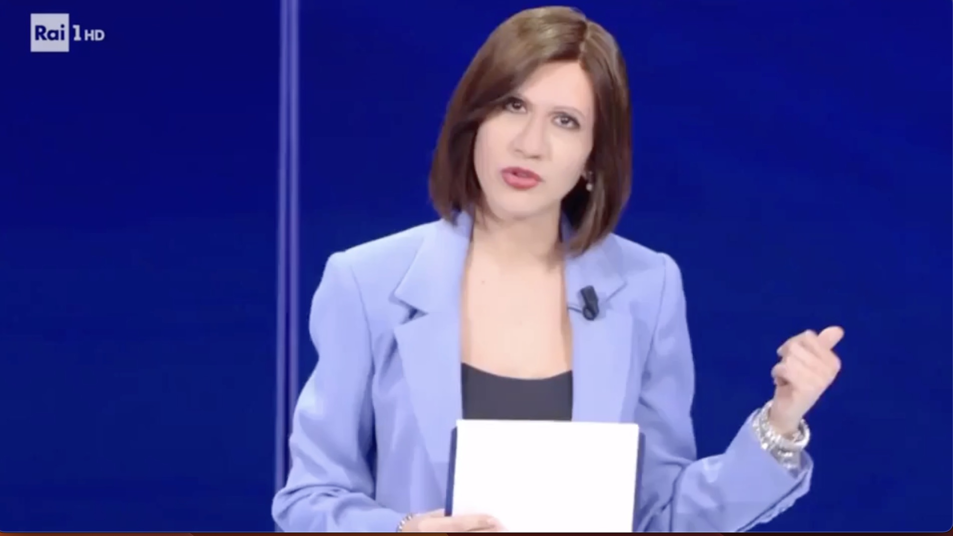 Virginia Raffaele imita Bianca Berlinguer, irresistibile