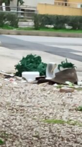 La discarica vicino alla scuola dell’infanzia a Pozzallo