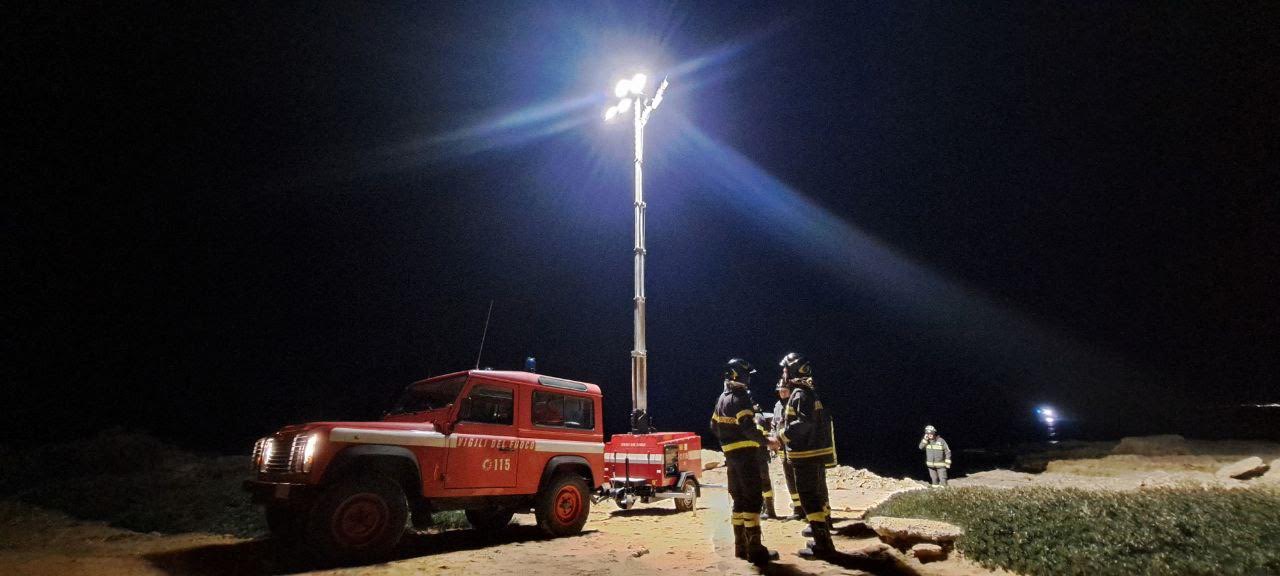 Si butta in mare in gennaio, si cerca il corpo