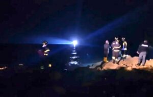 Cade in mare per un selfie, riprese le ricerche del disperso