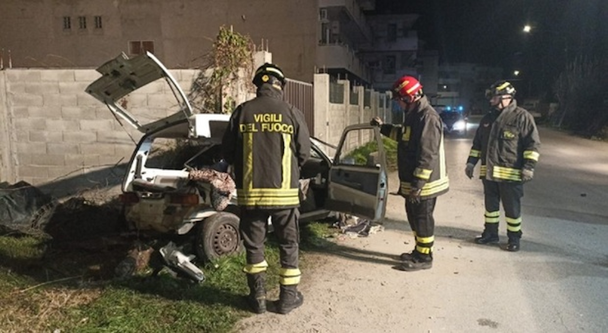 Con auto contro pilastro, morti due 23enni: ragazza aveva fatto compleanno