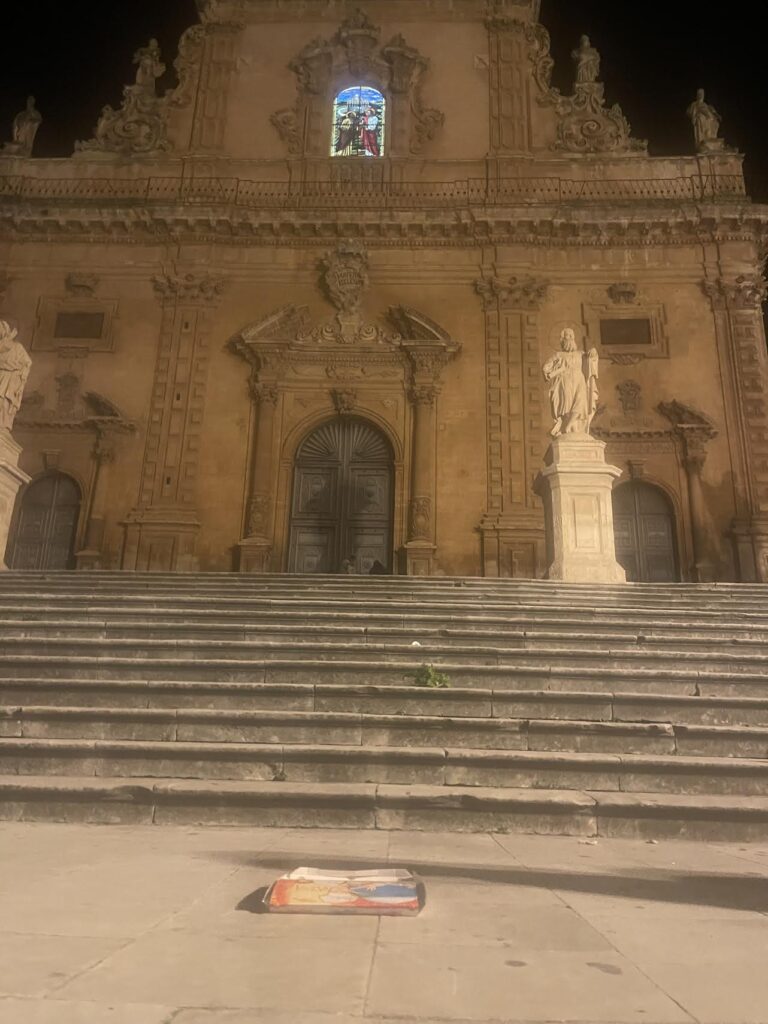 Metti un sabato sera a Modica, cartoni delle pizze con vista S