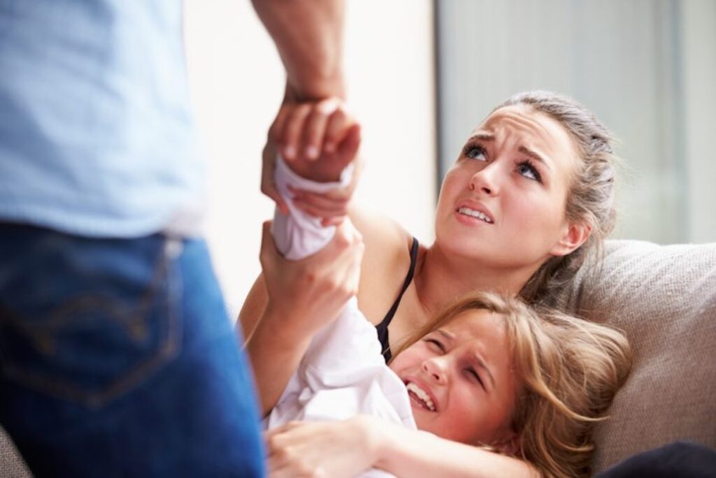 Vittoria, arrestato l'uomo che maltratta la famiglia e fa estorsioni