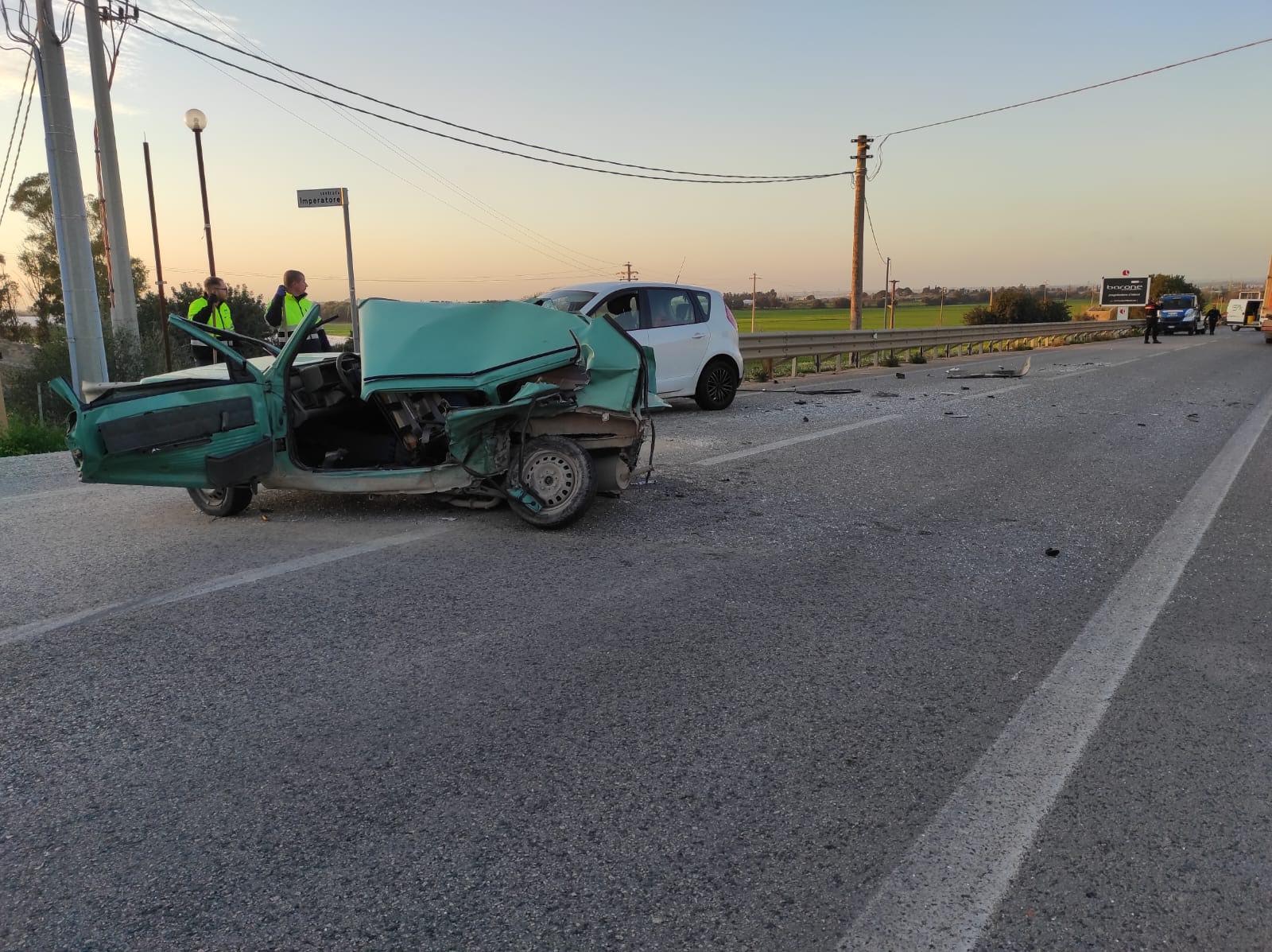 Scontro fra due auto e un Tir, due feriti
