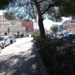 Il caos parcheggi (con ambulanza bloccata) davanti ospedale Vittoria
