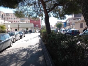 Il caos parcheggi (con ambulanza bloccata) davanti ospedale Vittoria