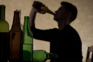 Modica, bevono alcol (e si ubriacano) senza pagare