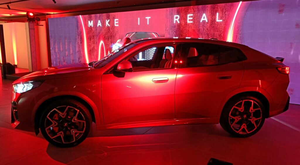 BMW, svelata la nuova iX2