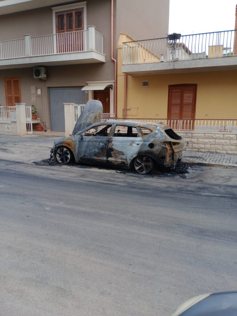Incendiate due auto a Pozzallo
