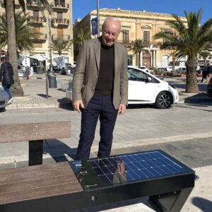 Che bella la panchina dove ricaricare il telefonino a Pozzallo!