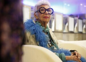 Morta Iris Apfel, l’icona della moda mondiale aveva 102 anni