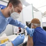 Si vaccina 217 volte contro il Covid