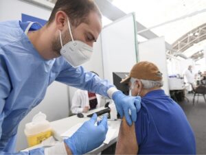 Si vaccina 217 volte contro il Covid