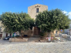 Comiso, sradicati due alberi