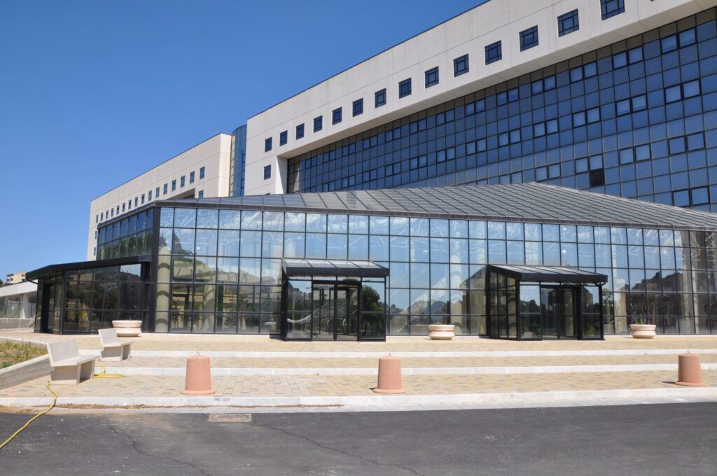 Cartellini timbrati oltre orario di lavoro, medici indagati