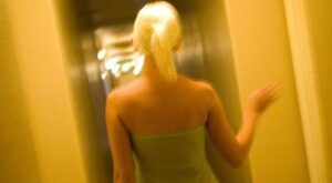 Porta il figlio di 8 anni da una prostituta: la “denuncia” del piccolo