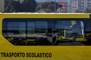 Bimba dimenticata 4 ore sullo scuolabus che torna al deposito