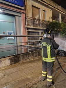 Ispica, a fuoco una Peugeot 3008