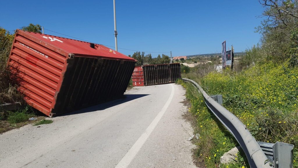 Tragedia sfiorata a Pozzallo, Tir perde container lanciandoli per strada